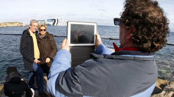 turism macabru la locul naufragiului navei costa concordia zeci de curiosi fac poze cu giganticul vas de croaziera