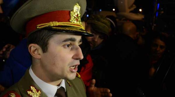 un locotentent al armatei romane in uniforma s a alaturat protestatarilor in piata universitatii video