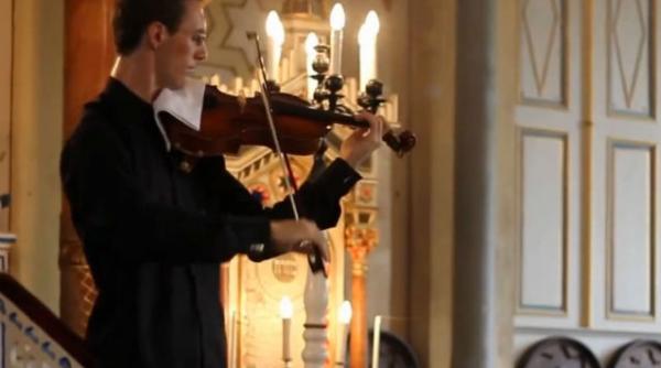 un violonist intrerupt in timpul unui concert de un telefon mobil peste un milion de persoane s au uitat la reactia lui lukas kmit video