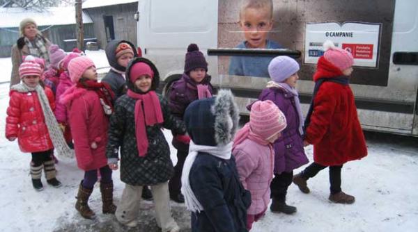 zeci de mii de carti sunt trimise la bibliotecile din tara in cadrul campaniei lasati ma sa invat