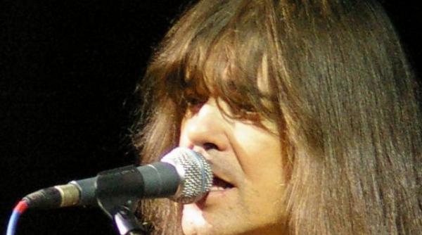 asculta piesa solistului trupei celelalte cuvinte calin pop nu le pasa