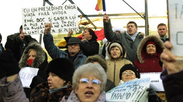 pensionarii de otel din piata universitatii