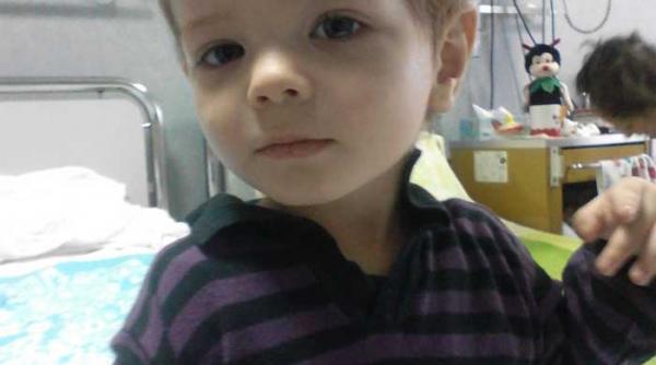 peste jucariile lui mina se asterne praful