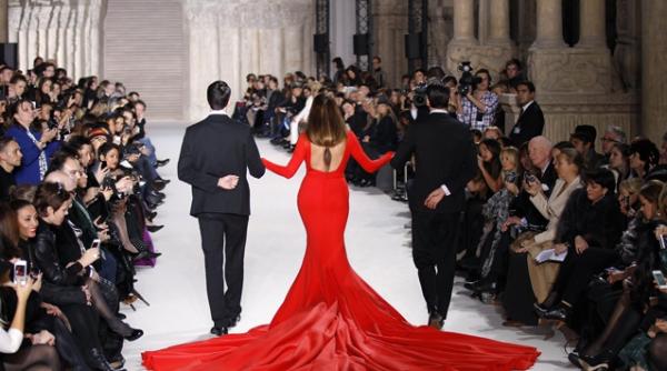 rochie rosie impresionanta la paris fashion week cantareste 50 de kilograme si are 45 de metri lungime foto