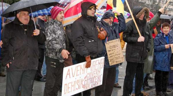 romanii au iesit in pietele oraselor chiar si pe viscol fie painea cat de rea de ce mi iei din ea