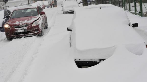 bucurestiul dupa o noapte de ninsori si viscol zeci de masini avariate copaci cazuti si zeci de semafoare defecte video