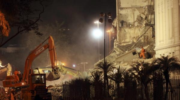 dezastru la rio de janeiro trei cladiri s au prabusit in centrul metropolei video