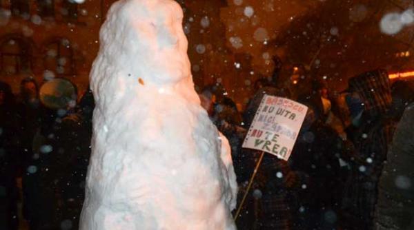 ploua ninge noi vom invinge viscolul nu i a oprit pe oameni sa protesteze in piata universitatii si in tara