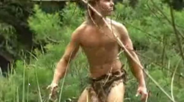 s a nascut un nou tarzan dewet du toit petrec mai mult timp cu maimute zebre si crocodili decat cu oameni video