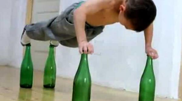 cel mai puternic baietel din lume a crescut giuliano stroe face flotari sustinut de sticle