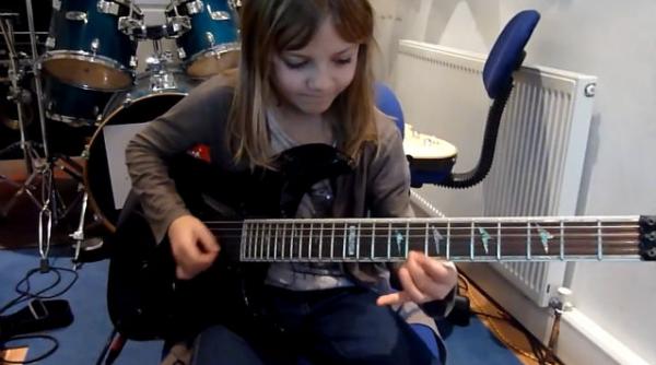 mii de oameni s au uitat la o fetita de opt ani cum canta la chitara electrica video