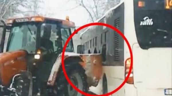 dorel face exces de zel a intrat cu excavatorul in autobuzul 149 video
