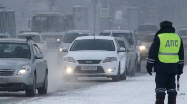 sute de moscoviti protesteaza impotriva lui vladimir putin din masina