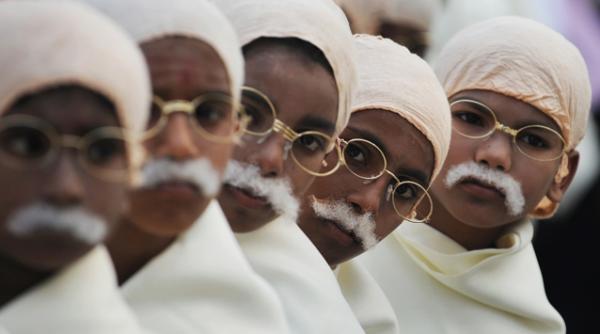 485 de baieti costumati in gandhi in cartea recordurilor