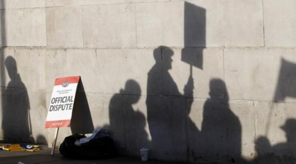 daily mail chiar daca somajul din marea britanie a atins cote alarmante sefii companiilor ofera prioritar locuri de munca romanilor