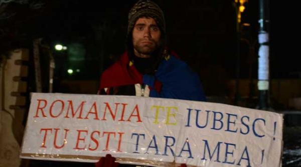 protestatarul orfan care inchide si deschide piata universitatii video