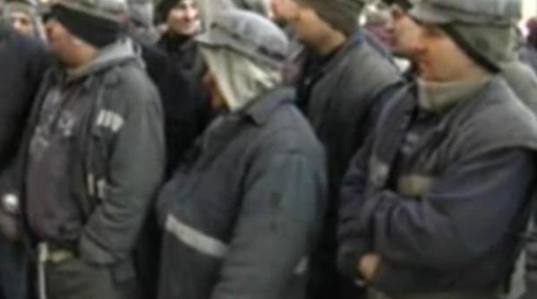 sute de mineri protesteaza in curtea sediului cnh petrosani ei ameninta ca vor veni in bucuresti