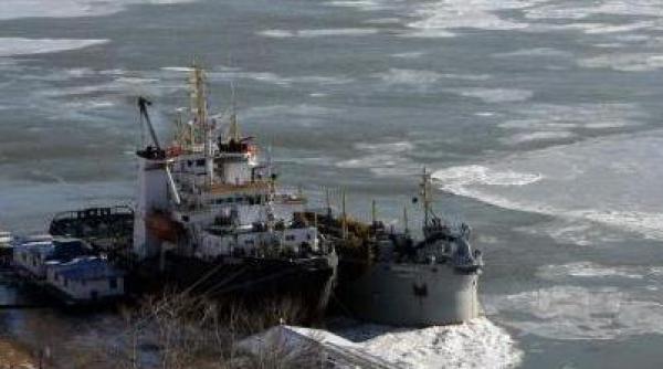 un convoi de barje prins in gheturi pe canalul dunare marea neagra