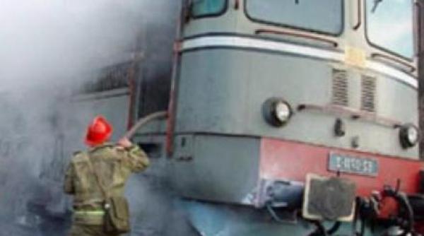 locomotiva unui tren personal a luat foc in apropiere de bailesti calatorii au fost evacuati