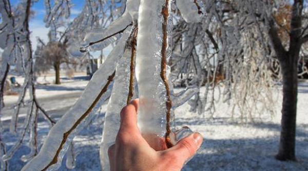 pericolul freezing rain ploaia inghetata un fenomen pe care romania nu l a mai vazut de 14 ani