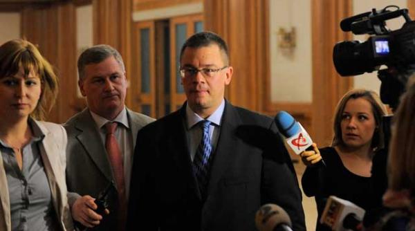 guvern nou pe repede inainte premierul desemnat si pdl tropaie de zor sa indeplineasca dorinta comandantului suprem