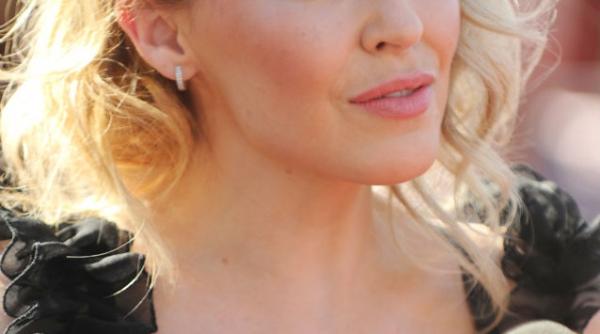 kylie minogue a sunat la politie dupa ce a fost amenintata de un ciudat care se autoamageste pe twitter