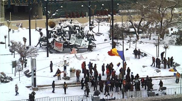 protestele continua in piata universitatii pe un crivat care bate cu 97km h