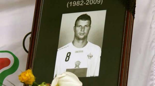 trei ani fara pasarila