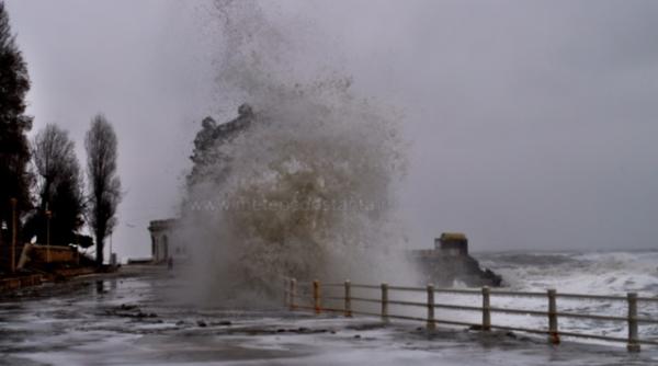vezi cum arata o furtuna de gradul 8 din 10 de pe faleza cazinoului din constanta galerie foto