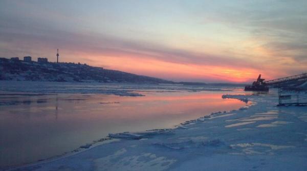 apus de soare pe dunarea inghetata