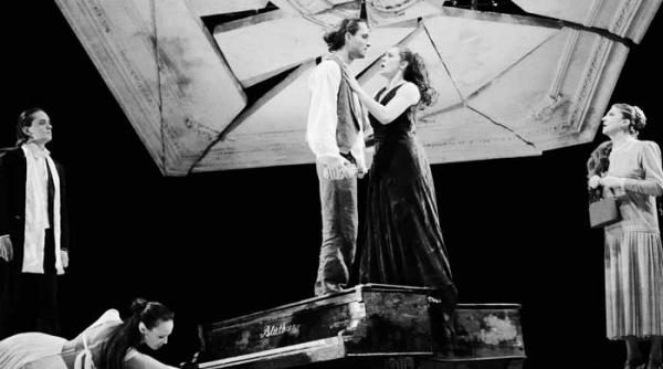 duncan si esenin pe scena de la odeon