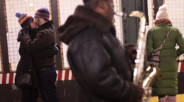 un roman si o bulgaroaica simulau saruturi in metroul din roma pentru a jefui calatorii