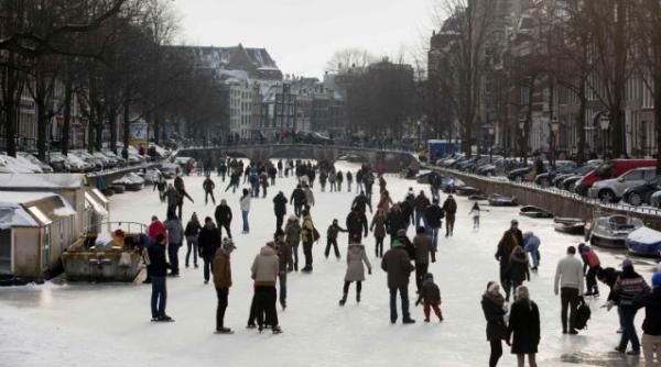 canalele din amsterdam au inghetat liber la patinaj video