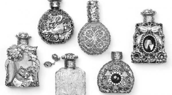 chinezul cui colectionarul de sticlute de parfum