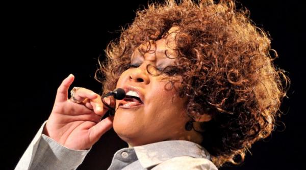 whitney houston a fost gasita moarta in camera sa de hotel explicatia posibilei sinucideri