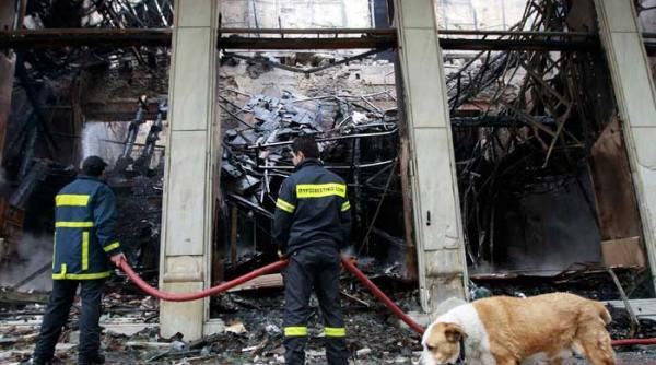 grecia a luat foc tot strangand cureaua