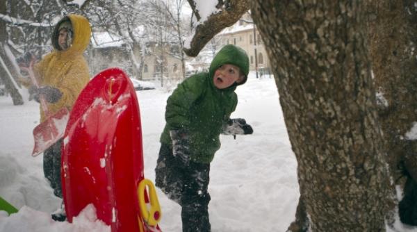 scolile se inchid marti in capitala si alte 11 judete din sudul tarii