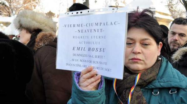 tinerii care protesteaza seara de seara la fantana de langa facultatea de arhitectura i au adus un omagiu actorului emil hossu