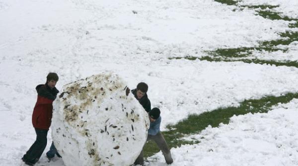 un bulgare de zapada imens a fost pus in mijlocul unei intersectii dintr un oras bulgar
