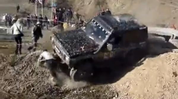 cel mai norocos cameraman din lume a scapat nevatamat dupa ce un 4x4 a trecut peste el video