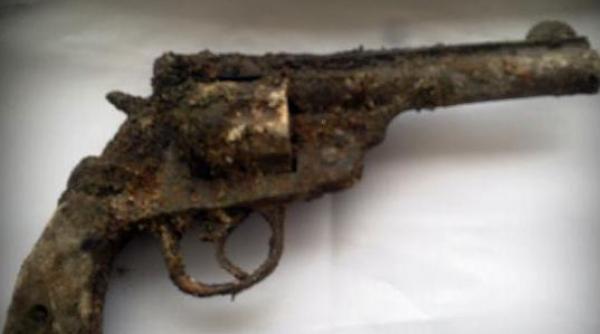 revolver din perioada celui de al doilea razboi mondial descoperit in zidaria unei anexe a penitenciarului gherla