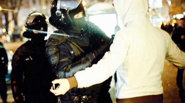 tupeu de jandarm simplul fapt ca am uniforma pe mine imi da dreptul sa legitimez pe oricine in tara asta