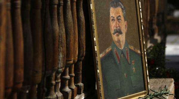 cum isi declarau dragostea napoleon stalin sau mussolini te sarut o data pe inima si o data mai jos mult mai jos