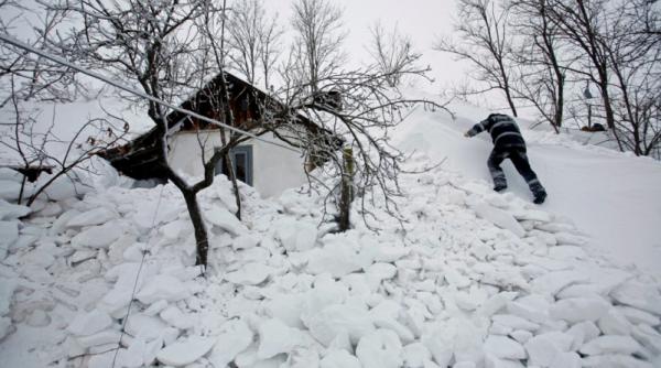 electrica nu poate conecta la retea 25 de sate viscolite pentru ca ministerul transporturilor nu deszapezeste accesul
