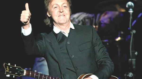 paul canta pentru regina