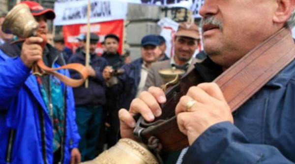 pensionarii cfr protesteaza in fata ministerului transporturilor