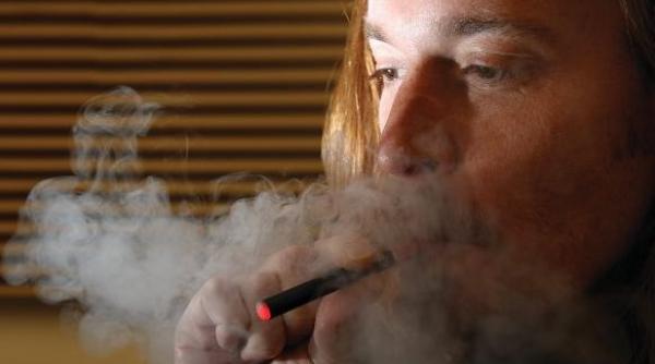 si a pierdut dintii si o parte din limba dupa ce i a explodat in gura tigara electronica