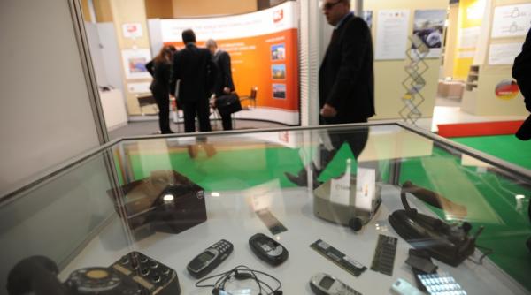 vanzarile de telefoane mobile au ajuns anul trecut in europa la 258 de milioane de unitati o treime au fost smartphone uri