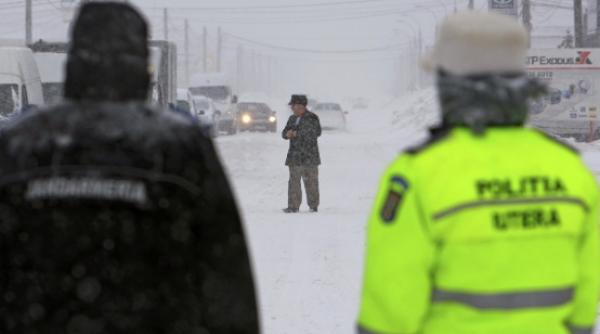vestul tarii paralizat de viscol trei drumuri nationale blocate si altele cu restrictii din cauza ninsorilor vezi cum se circula in tara