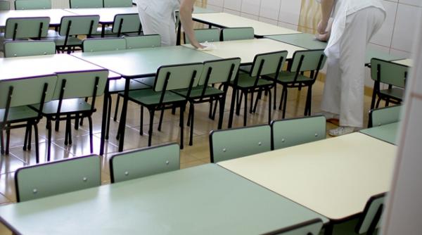 copil inecat cu mancare la cresa numarul 4 din targu jiu